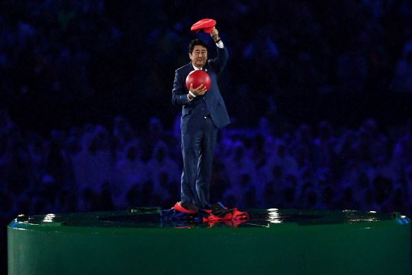 Shinzō Abe, primeiro ministro do Japão, tirando a fantasia de Mario