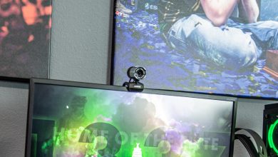 Uma imagem de setup de gamer livestreamin com um monitor e uma webcam acima dele