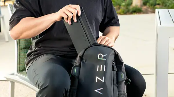 Capa Travel Case Folio utiliza couro PU e serve como suporte ajustável com múltiplos ângulos de visão para tablets e portáteis.