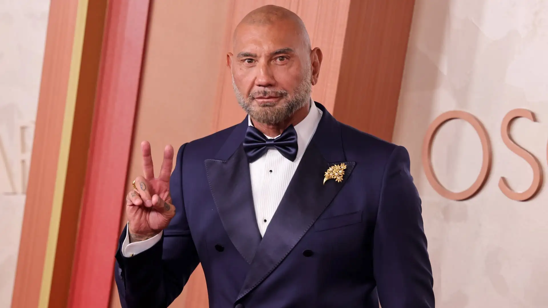 Ator Dave Bautista entra em negociações para assumir o papel principal após a saída de Ryan Hurst na produção da Amazon.