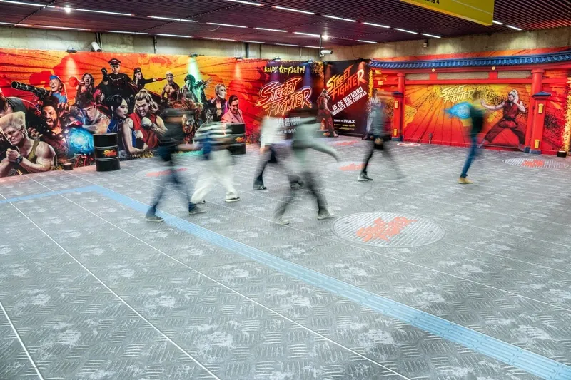 Street Fighter transforma estação de metrô em arena com surpresa gratuita